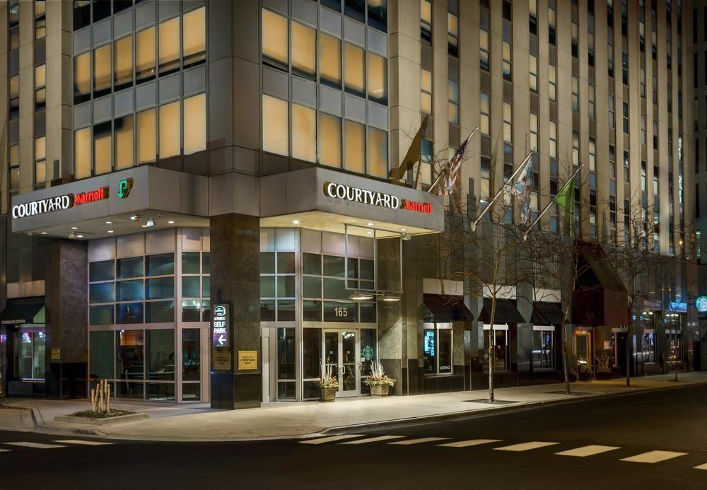 Courtyard Chicago Downtown/Magnificent Mile Hotel Exterior photo